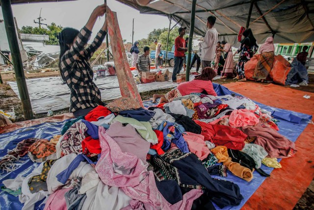 Warga memilih pakaian layak pakai di posko bencana gempa bumi Cianjur, Jawa Barat, Sabtu (26/11/2022).  Foto: Yulius Satria Wijaya/ANTARA FOTO