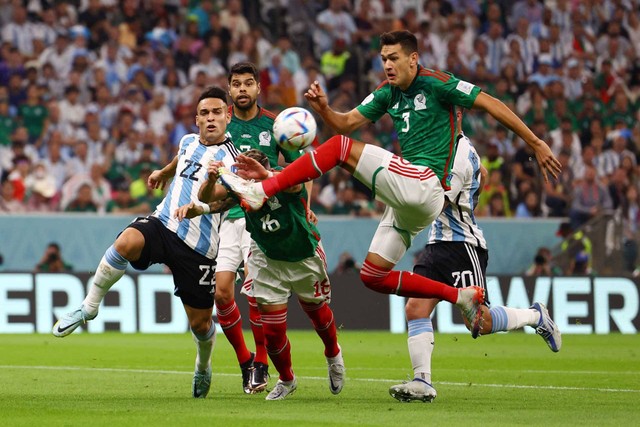 Cesar Montes dari Meksiko beraksi saat melawan Argentina pada pertandingan Grup C Piala Dunia 2022 di Stadion Lusail, Lusail, Qatar, Sabtu 26 November 2022. Foto: Kai Pfaffenbach/REUTERS