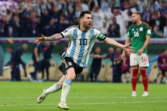 Pemain Argentina Lionel Messi melakukan selebrasi usai mencetak gol saat melawan Meksiko pada pertandingan Piala Dunia 2022 di Stadion Lusail, Lusail, Qatar, Sabtu 26 November 2022. Foto: Pedro Nunes/REUTERS