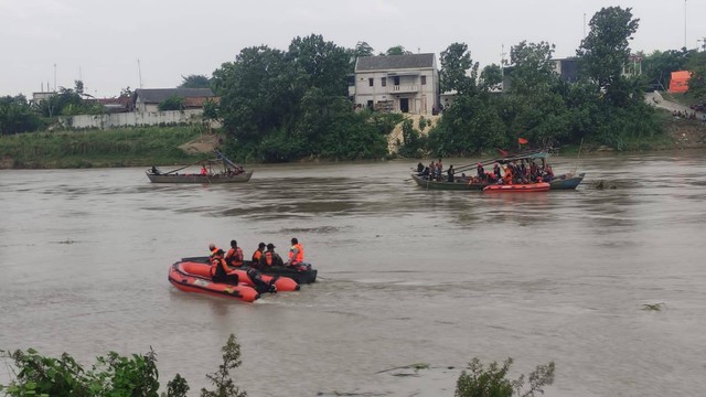 Ilustrasi: Tim SAR  saat lakukan pencarian korban tenggelam di Sungai Bengawan Solo di Bojonegoro. (Foto: Dok Istimewa)