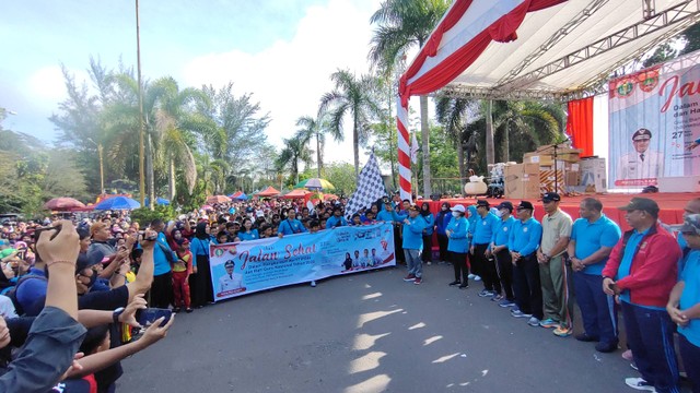 Plt Sekda Kobar Juni Gultom membuka jalan sehat yang dilaksanakan PGRI Kobar di Taman Kota Pangkalan Bun Park, Minggu (27/11/2022). Foto: Lukman Hakim/InfoPBUN