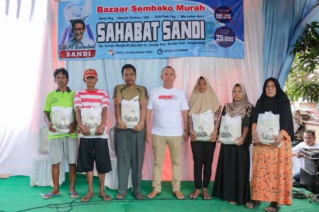 Sahabat Sandi membagikan ratusan voucher paket sembako murah kepada nelayan dan masyarakat di Desa Kronjo, Kabupaten Tangerang, Banten. Foto: Dok. Istimewa