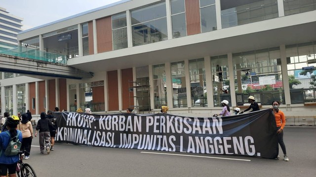 YLBHI lakukan aksi tolak pengesahan RKUHP di Car Free Day Jakarta. Foto: Dok. YLBHI