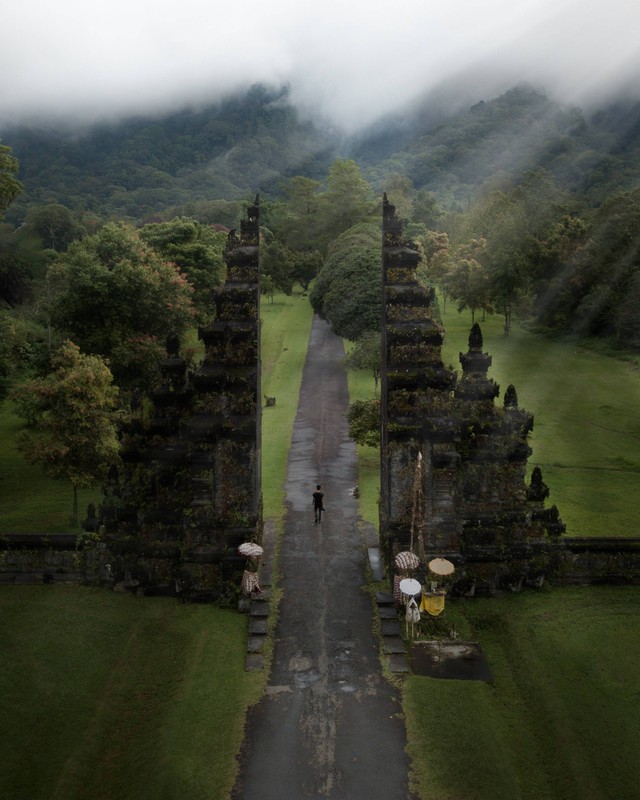 sumber : https://www.pexels.com/id-id/foto/orang-yang-berjalan-di-pathway-3348363/
