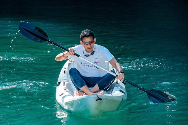 Menparekraf Sandiaga Uno berkayak di Pulau Tawale Halmahera Selatan, Maluku Utara. Foto: Dok. Kemenparekraf