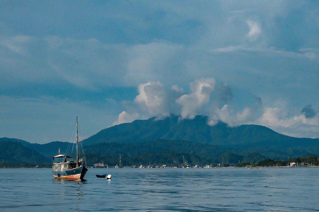 Menparekraf Sandiaga Uno berkayak di Pulau Tawale Halmahera Selatan, Maluku Utara. Foto: Dok. Kemenparekraf