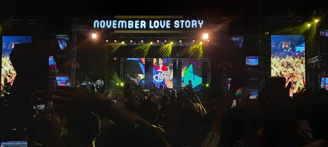 Budi Doremi Guncang panggung 'November Love Story' dengan lagu hitsnya Mesin Waktu. Foto: Stecy/ Hi!Pontianak