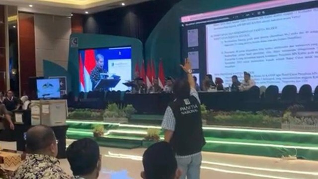 Tangkapan layar video viral seorang peserta Munas KAHMI XI mengangkat tangan sambil teriak-teriak di acara Munas KAHMI di Kota Palu.