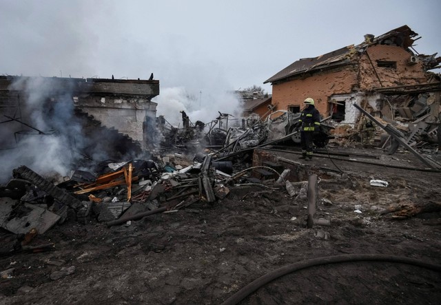 Petugas pemadam kebakaran bekerja di lokasi rumah pribadi yang terbakar di Dnipro, Ukraina, Sabtu (26/11/2022). Foto: Mykola Synelnykov/Reuters