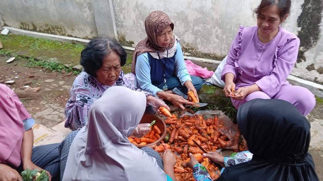 Warga Desa Mekarsari, Cianjur, Jawa Barat, mengolah sayuran busuk untuk dimakan kembali di pengungsian. Mereka terpaksa melakukan itu karena bantuan dari relawan jumlahnya terbatas. Foto: Dok. Istimewa