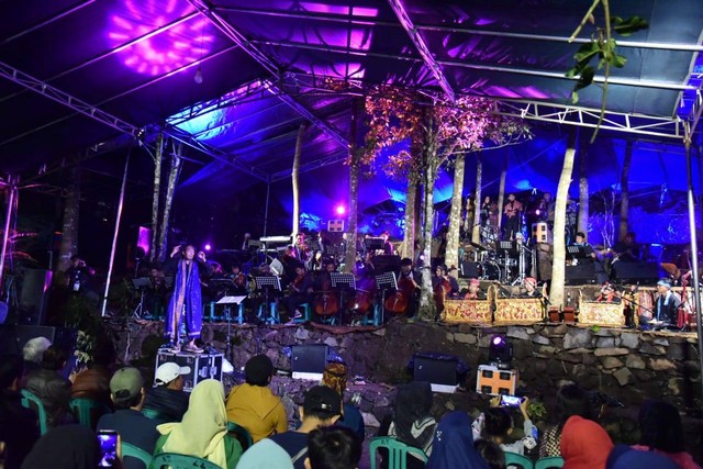 Konser orkestra bertajuk Rhythm Of The Forest berlangsung di kawasan hutan lereng Gunung Ciremai tepatnya Bumi Seni Tarikolot, Desa Sukamukti, Kecamatan Jalaksana, Kuningan, Jabar. (Andri)