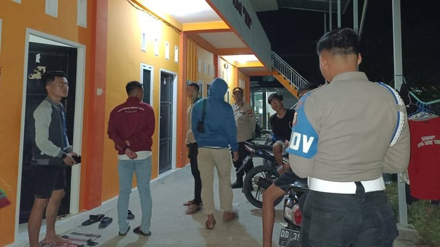 Personel Polres Majene melakukan patroli di rumah kos-kosan usai menerima laporan kasus pencurian dan tindak pelecehan seksual. Foto: Dokumentasi Polres Majene