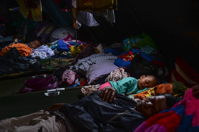 Sejumlah warga tidur di dalam tenda pengungsian korban terdampak gempa di Taman Prawitasari, Kabupaten Cianjur, Jawa Barat, Minggu (27/11/2022). Foto: Raisan Al Farisi/Antara Foto