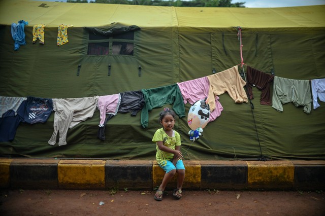 Seorang anak duduk di dekat tenda pengungsian korban terdampak gempa di Taman Prawitasari, Kabupaten Cianjur, Jawa Barat, Minggu (27/11/2022). Foto: Raisan Al Farisi/Antara Foto