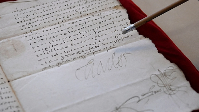 Surat dari Charles V, tertanggal tahun 1547, disimpan di perpustakaan Stanislas di Prancis timur laut. Foto: Jean-Christophe Verhaegen/AFP