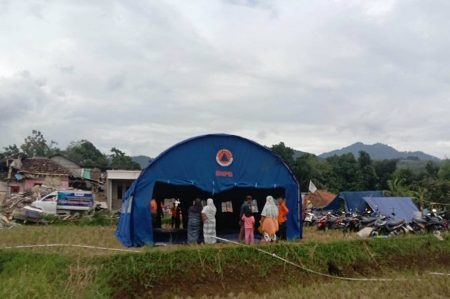 BPBD Kabupaten Kuningan, Jawa Barat, mendirikan tenda darurat untuk membantu pengungsi korban gempa di Cianjur. (Foto: BPBD Kuningan)