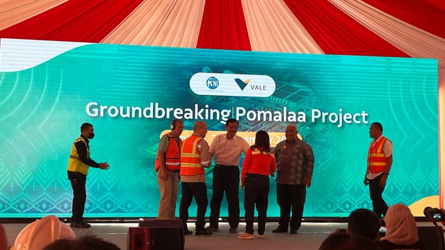Ground breaking proyek Smelter Pomalaa Vale Indonesia dan Zhejiang Huayou Cobalt Co., Ltd, dihadiri oleh Menko Marves Luhut B Panjaitan, Minggu (27/11/2022). Foto: Fariza Rizky Ananda/kumparan