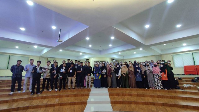 Foto bersama peserta, panitia, dan narasumber (Dr. Zakiya Darojat, M.A.). setelah selesai acara. (Foto: dokumentasi pribadi).