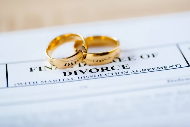 Gambar 1. Two broken golden wedding rings divorce decree document. Sumber : www.shutterstock.com/