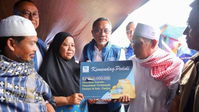Menteri Perdagangan Zulkifli Hasan salurkan bantuan untuk korban gempa Cianjur. (ANTARA/ HO Kementerian Perdagangan) Foto: ANTARA/ HO Kementerian Perdagangan