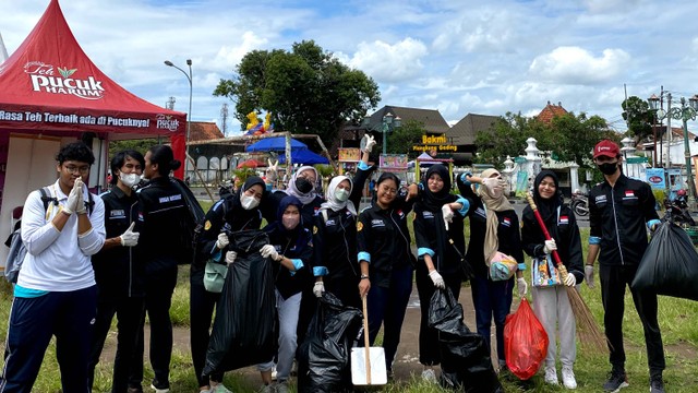 Mahasiswa Prodi Hubungan Masyarakat UPN Veteran Yogyakarta melakukan aksi bersih-bersih di Alun-Alun Selatan Yogyakarta. (Sumber foto: Dokumentasi Panitia)