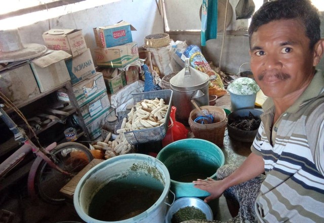 Keterangan foto:Petani sekaligus penyuluh swadaya, Ignasius Iking saat memproduksi pupuk organik cair. Foto:istimewa.