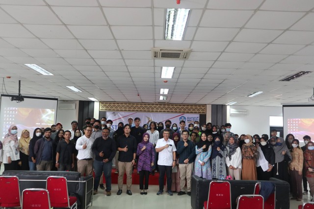 Foto Bersama Wakil Rektor Bidang Akademik dan Kemahasiswaan, Pembicara dan Peserta Sumber : Dokumen Pribadi Panitia