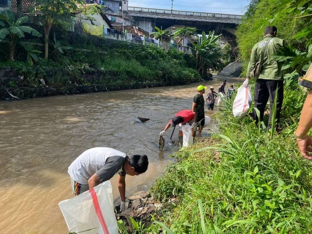 Gerakan bersih sungai bersama warga sekitar Jembatan Gondolayu yang berlokasi di Sungai Code pada hari Kamis (10/11/2022). (Sumber: Dokumentasi Pribadi).