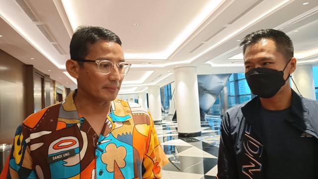 Menteri Pariwisata dan Ekonomi Kreatif Sandiaga Uno bersama Direktur Bukalapak Teddy Oetomo di Jakarta International Expo, Minggu (27/11/2022). Foto: Ghinaa Rahmatika/kumparan