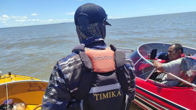 Tim SAR gabungan di Timika yang mencari KLM Berkat Rahmat yang dilaporkan hilang kontak dalam perjalanan Timika-Asmat. (Foto SAR Timika)
