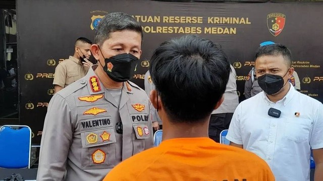 Kapolrestabes Medan Kombes Pol Valentino Alfa saat memaparkan kasus tawuran yang menewaskan seorang pelajar. Foto: Polrestabes Medan