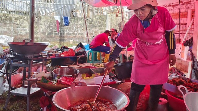 Bright Gas Pertamina bantu Kemensos siapkan 4.000 porsi makanan untuk korban gempa Cianjur. Foto: Pertamina