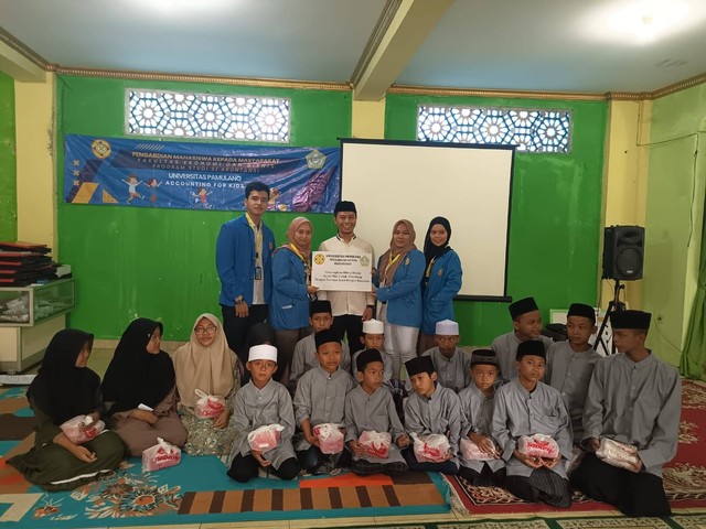 Foto bersama mahasiswa dan dosen pembimbing Universitas Pamulang dengan anak-anak panti asuhan Al-Aulia (Sumber: Dokumen Pribadi)