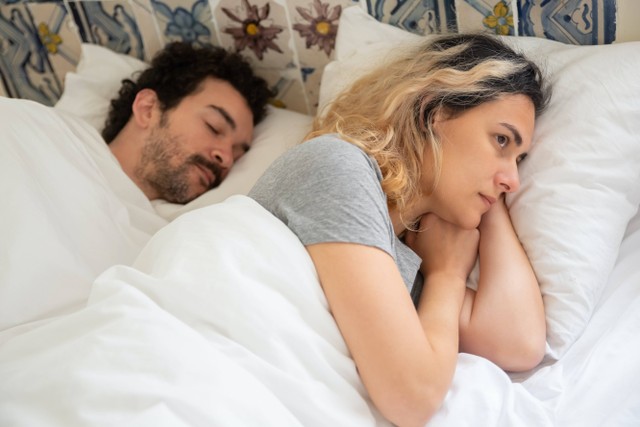 ilustrasi partner tidur orang yang suka mengigau (sumber: Pexels.com)
