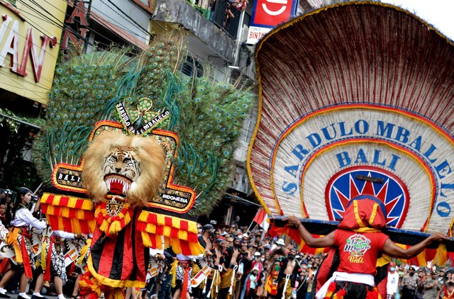 Seniman menampilkan kesenian Reog Ponorogo saat Parade Seni Budaya Nusantara dalam rangka HUT ke-529 Kota Tabanan di Tabanan, Bali, Minggu (27/11/2022). Foto: Fikri Yusuf/Antara Foto