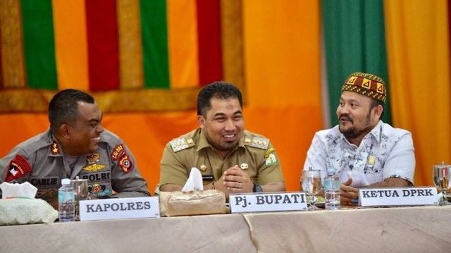 Pj Bupati Aceh Besar Muhammad Iswanto (tengah) bersama Ketua DPRK dan Kapolres Aceh Besar. Foto: Dok. Humas Aceh Besar