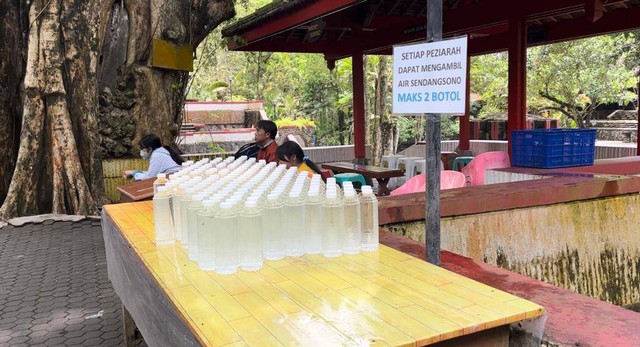 Botol air yang disediakan di Goa Maria Sendangsono yang dapat diambil secara gratis. (Dokumen pribadi Ayu Wahyuningsih)