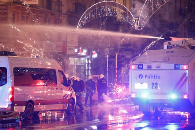 Polisi mengamankan usai kerusuhan setelah pertandingan Belgia melawan Maroko di Brussel, Belgia. Foto: Yves Herman/REUTERS