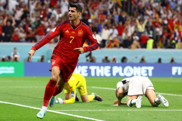 Selebrasi pemain Timnas Spanyol Alvaro Morata usai mencetak gol ke gawang Timnas Jerman pada pertandingan Grup E Piala Dunia 2022 Qatar di Stadion Al Bayt, Al Khor, Qatar. Foto: Kai Pfaffenbach/REUTERS