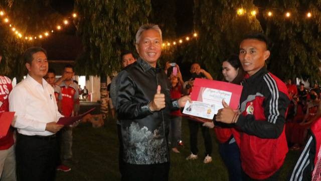 Bupati Minahasa Selatan Franky Donny Wongkar SH memberikan apresiasi dan bonus kepada para atlet, official dan manager Porprov Sulawesi Utara ke-XI Bolaang Mongondow.