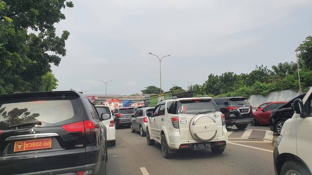 Kemacetan Lalu Lintas di Tol JORR arah Fatmawati imbas penanganan patah roda kendaraan Truk patah. Foto: Ikhwanul Habibi/kumparan