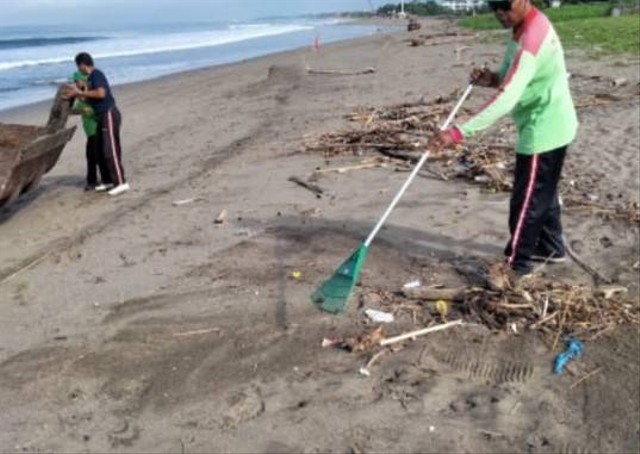 Sampah musiman di Pantai Kuta selalu menjadi masalah - ISt