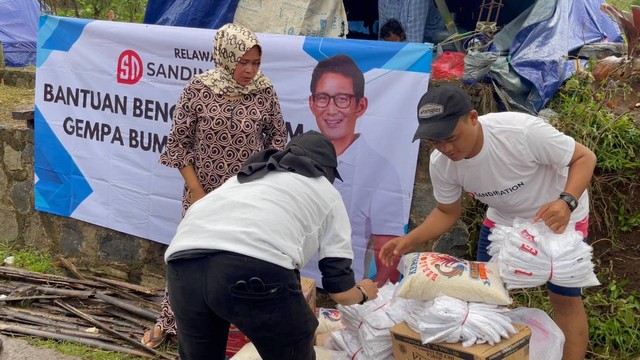 Relawan pendukung Sandiaga Uno 'Sandination' menyalurkan bantuan untuk korban bencana gempa Cianjur, Minggu (27/11/2022). Foto: Dok. Istimewa