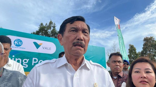 Menko Marves Luhut Binsar Panjaitan saat groundbreaking Proyek Pomalaa di Kolaka, Sulawesi Tenggara, Minggu (27/11/2022). Foto: Fariza Rizky Ananda/kumparan