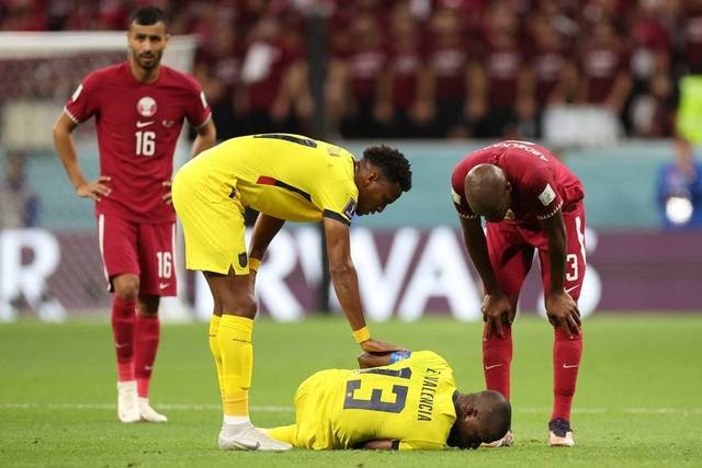Pemain Ekuador Enner Valencia mengalami cedera saat hadapi Qatar di Stadion Al Bayt, Al Khor, Qatar, Minggu (20/11/2022). Foto: Kim Hong-Ji/REUTERS