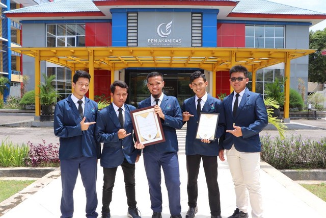5 mahasiswa PEM Akamigas yang meraih medali emas dan penghargaan "Excellence in Innovation" dari kompetisi inovasi di IWA 2022. (dok humas PEM A)