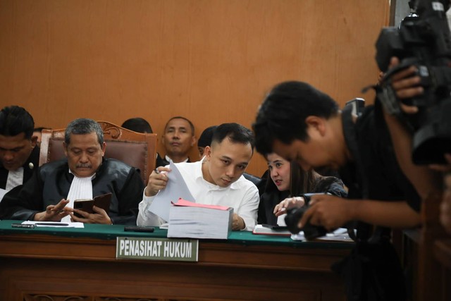 Ricky Rizal (tengah) saat jalani sidang lanjutan terkait dugaan pembunuhan berencana Brigadir J di Pengadilan Negeri Jakarta Selatan hari ini, Senin (28/11/2022). Foto: Aditia Noviansyah/kumparan
