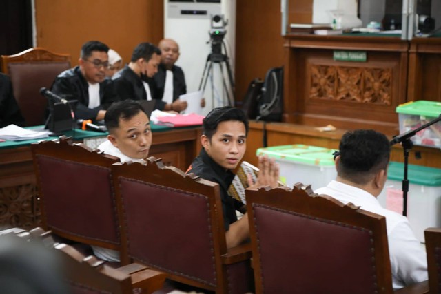 Richard Eliezer Pudihang Lumiu alias Bharada E (tengah), Ricky Rizal (kiri) dan Kuat Ma'ruf (kanan) kembali menjalani persidangan dugaan pembunuhan berencana Brigadir J di Pengadilan Negeri Jakarta Selatan hari ini, Senin (28/11/2022). Foto: Aditia Noviansyah/kumparan