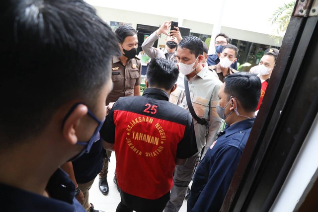 Richard Eliezer Pudihang Lumiu alias Bharada E (tengah memakai rompi tahanan) hadiri sidang lanjutan terkait dugaan pembunuhan berencana Brigadir J di Pengadilan Negeri Jakarta Selatan hari ini, Senin (28/11/2022). Foto: Aditia Noviansyah/kumparan