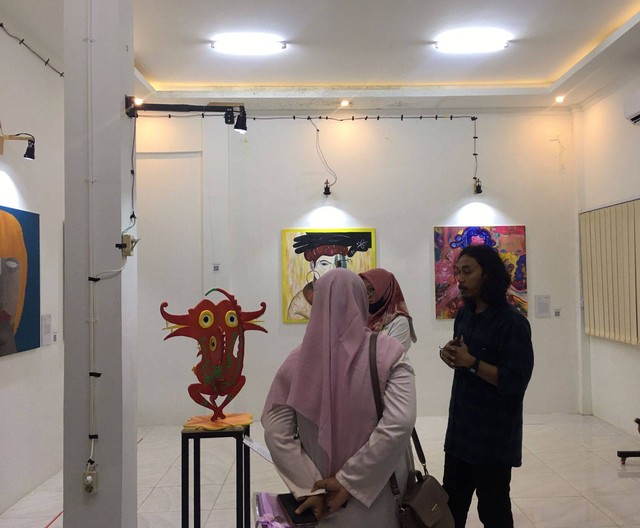 Kolektif Emehdeyeh menggelar pameran seni rupa. Foto: Try Shaskya/Hi!Pontianak